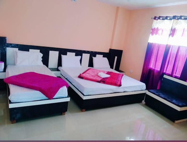 Comfortable king bed room with lounge seating